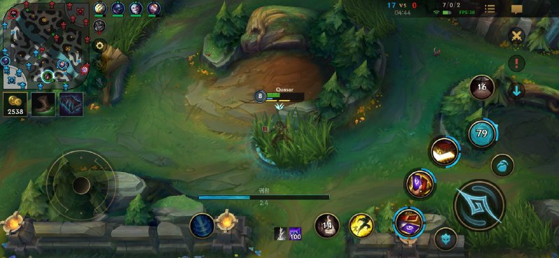 🎮 手游 英雄联盟：激斗峡谷 今天日韩东南亚服务器已经开启公测了虽然一早登记了内测 但可惜没有抽到我 晚上下班之后才真正体验了一下（也就玩到现在吧） 分享一下我的体验感受1. 安装Android用户的官方是通过日韩区Play Store进行安装，非官方渠道就是安装游戏主体+OBB数据包，我是美区用户，选择了后者并成功安装游玩iOS就需要日韩区的Apple ID，港区没有，在App Store安装即可2. 注册/登录打开游戏之后首先要注册，也可以用Google/Facebook登录然而坑的是，今晚尝鲜的人太多，拳头服务器崩了，修了好久才恢复正常据反馈注册的时候需要挂梯子（加速器不可），登陆后就不需要了3. 上手玩· 网络：服务器在日本，直连时延100+，有丢包；各大手游加速器已经支持了，建议用加速器，延迟50左右不丢包· UI：跟端游比较类似，如果熟悉端游的很快就能上手，新手引导清晰明确· 画面和语音：暂时没有中文，角色模型和贴图大多用的是压缩过的低质素材，比较粗糙，队内语音功能不完善，有待后期迭代优化· 控制：技能释放操作类似王者荣耀，但灵敏度不佳，不太跟手，视角移动只能通过小地图拖动，冷却时间暂时不能报给队友· 游戏逻辑：节奏感不匹配，我觉得是目前的硬伤！除了龙的出生时间之外，镀层、野怪技能冷却和角色复活时间基本跟端游一致，与手游的快节奏不适配